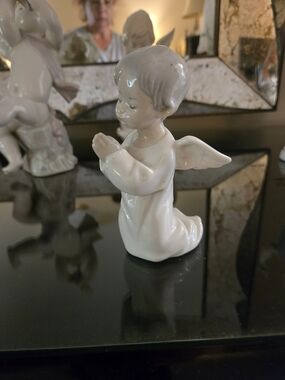Lladro White Gloss Angel Kneeling Figurine